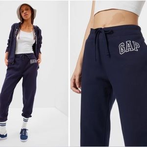 GAP WOMEN’S LOGO FLEECE JOGGERS